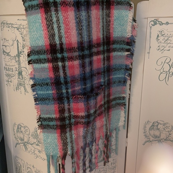 ⛵️ 5/$15 SALE! Betsey Johnson  fuchsia turquoise black plaid blanket scarf NWOT - Picture 4 of 9